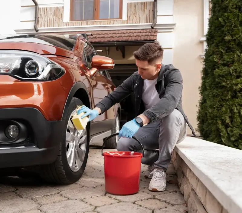 Lavage auto à domicile Lauret : professionnel intervenant sur un véhicule